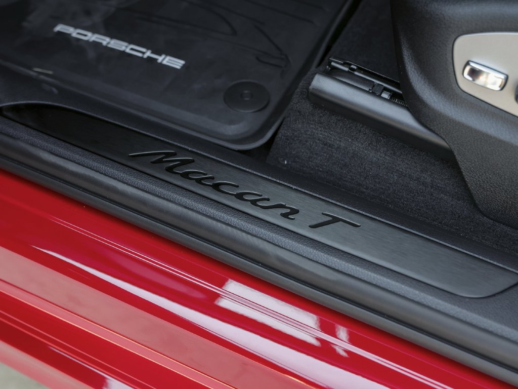 Certified 2026 Porsche Macan Turbo AWD/4WD image 16