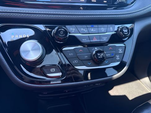 Used 2021 Chrysler Pacifica Touring-L w/ Uconnect Theater Family Group FWD image 25