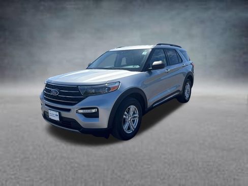 Used 2021 Ford Explorer XLT w/ Equipment Group 202A AWD/4WD image 2