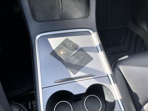 Used 2022 Tesla Model Y Long Range image 14