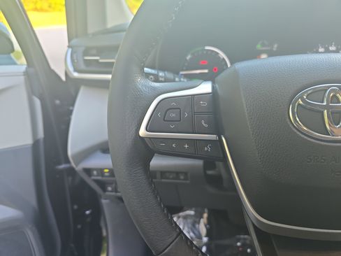 Used 2023 Toyota Sienna XLE FWD image 16
