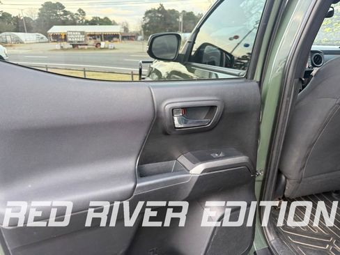 Used 2021 Toyota Tacoma TRD Off-Road image 16