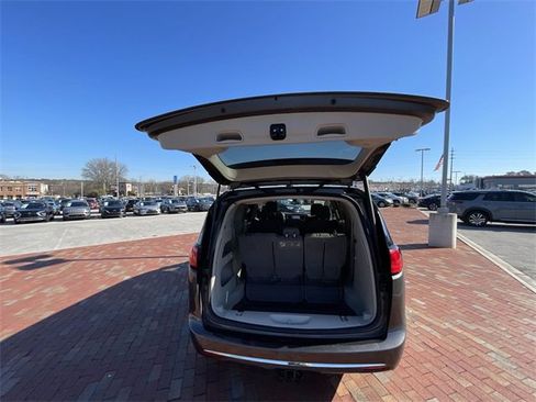 Used 2018 Chrysler Pacifica Touring Plus image 33