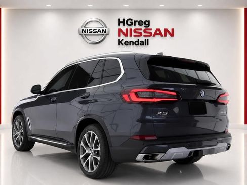 Used 2022 BMW X5 xDrive40i w/ Parking Assistance Package AWD/4WD image 2