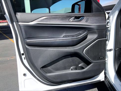 Used 2021 Jeep Grand Cherokee L Limited image 22