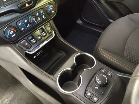 Used 2018 GMC Terrain SLE w/ Driver Convenience Package FWD image 26