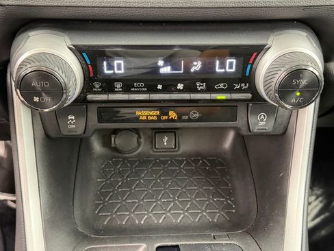 Certified 2022 Toyota RAV4 XLE w/ Carpet Mat Package (TMS) AWD/4WD image 35