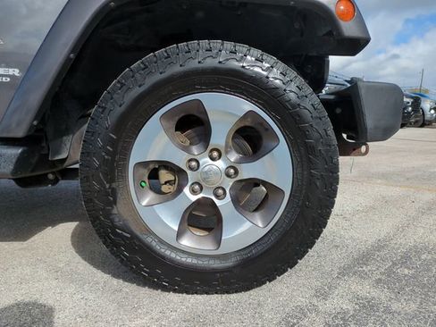 Used 2017 Jeep Wrangler Unlimited Sahara w/ Connectivity Group image 11