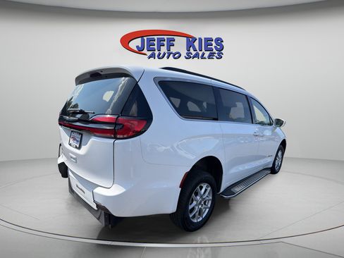 Used 2022 Chrysler Pacifica Touring-L FWD image 5