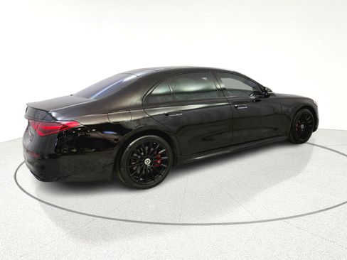 Used 2022 Mercedes-Benz S 500 4MATIC w/ AMG Line Package image 7