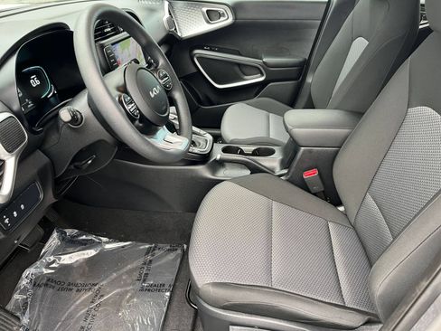 Used 2025 Kia Soul LX w/ LX Technology Package FWD image 30