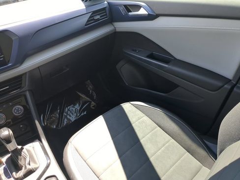 Certified 2023 Volkswagen Taos SE w/ Panoramic Sunroof Package FWD image 16