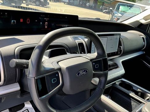 Used 2025 Ford Expedition Active image 10