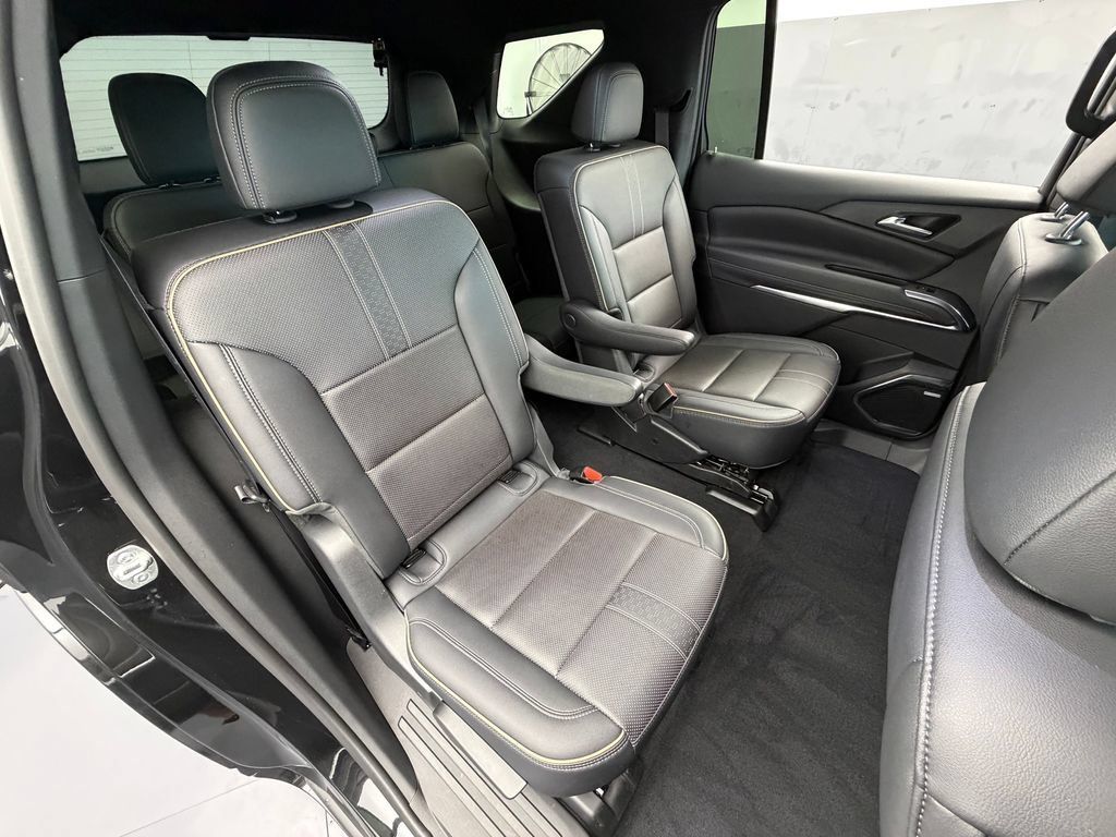 Used 2025 Chevrolet Traverse High Country FWD image 15