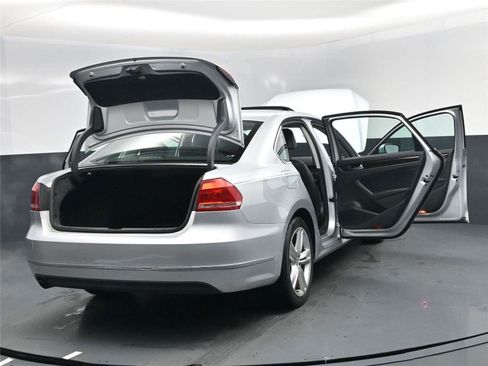 Used 2015 Volkswagen Passat 1.8T SEL Premium image 28
