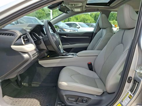 Used 2022 Toyota Camry XLE w/ Navigation Upgrade Package FWD image 17