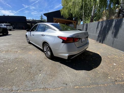 Used 2024 Nissan Altima 2.5 SV FWD image 4