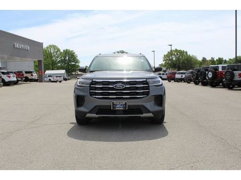 Used 2025 Ford Explorer Active AWD/4WD image 8
