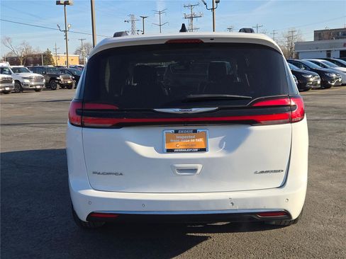 Certified 2023 Chrysler Pacifica Limited FWD image 17