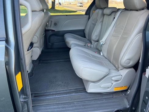 Used 2012 Toyota Sienna XLE w/ Premium Pkg image 13
