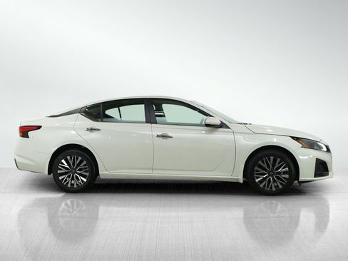 Used 2023 Nissan Altima 2.5 SV w/ SV Premium Package image 6