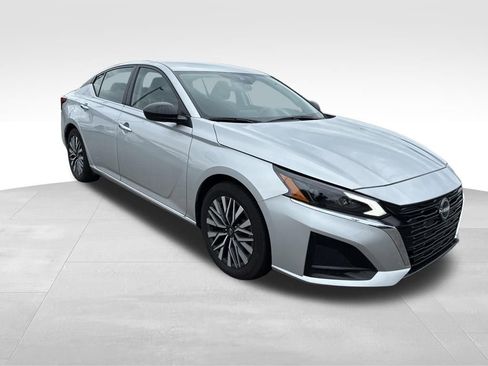 Used 2024 Nissan Altima 2.5 SV FWD image 8