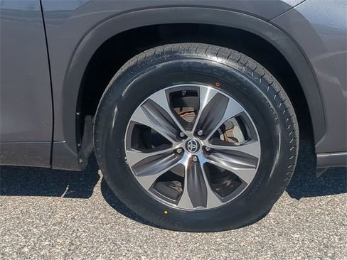 Certified 2023 Toyota Highlander XLE image 11