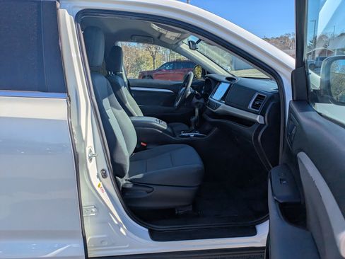 Used 2019 Toyota Highlander LE image 32