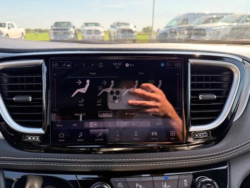 Used 2025 Chrysler Pacifica Limited FWD image 11