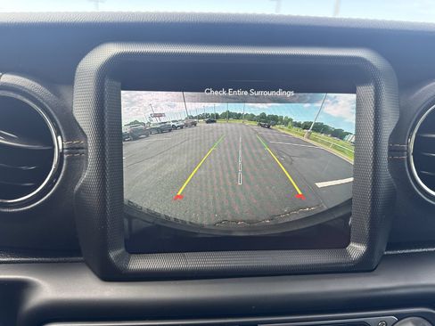 Used 2021 Jeep Wrangler Unlimited Sahara AWD/4WD image 17