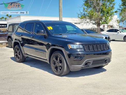 Used 2019 Jeep Grand Cherokee Laredo image 1