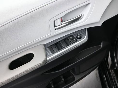 Used 2025 Toyota Sienna XLE image 23