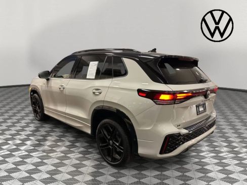 Certified 2025 Volkswagen Tiguan SE R-Line image 5