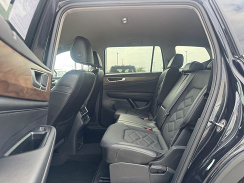 Used 2024 Volkswagen Atlas SE AWD/4WD image 19