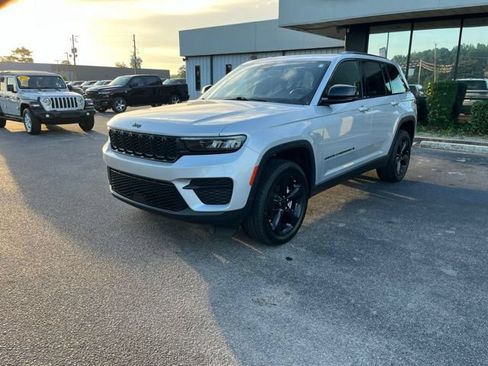 Used 2022 Jeep Grand Cherokee Altitude AWD/4WD image 33