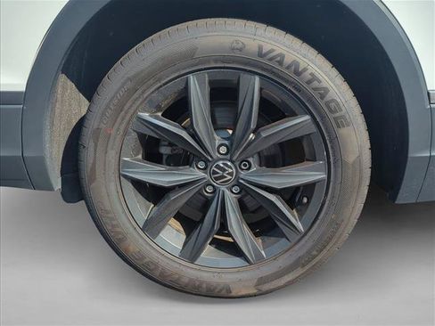Used 2024 Volkswagen Tiguan SE FWD image 13