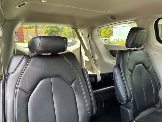 Used 2023 Chrysler Pacifica Touring-L FWD image 15
