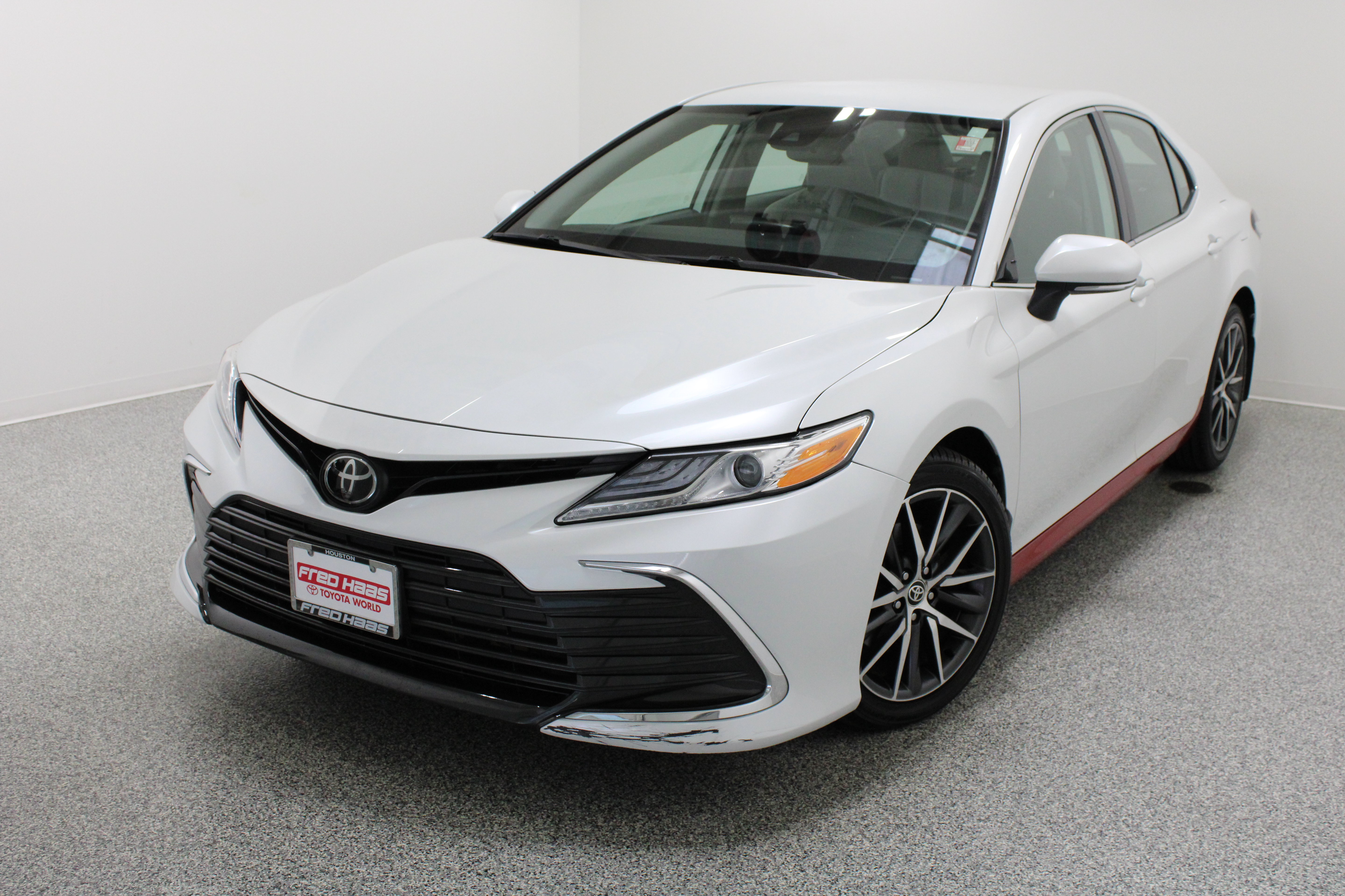 Used 2023 Toyota Camry XLE FWD image 2