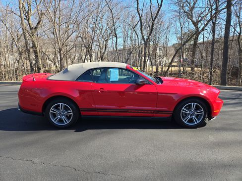 Used 2010 Ford Mustang Convertible image 2
