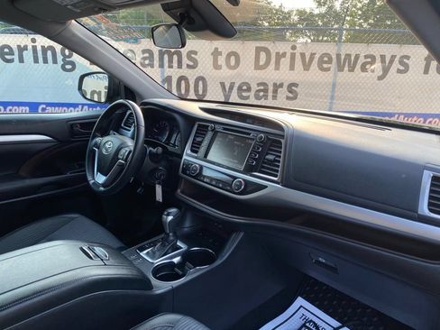 Used 2019 Toyota Highlander LE AWD/4WD image 17