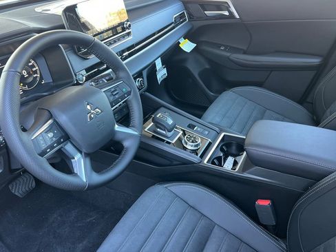 New 2025 Mitsubishi Outlander SE image 11