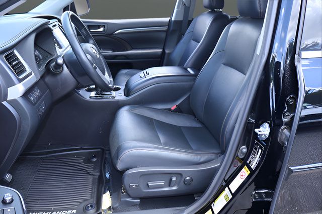 Used 2018 Toyota Highlander Limited Platinum AWD/4WD image 12