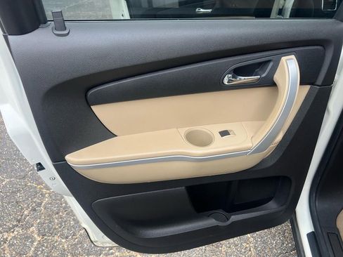 Used 2011 GMC Acadia SLT image 32