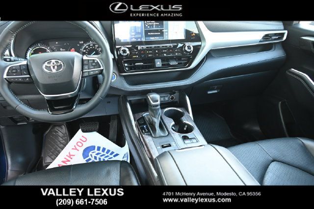 Used 2021 Toyota Highlander Platinum AWD/4WD image 16