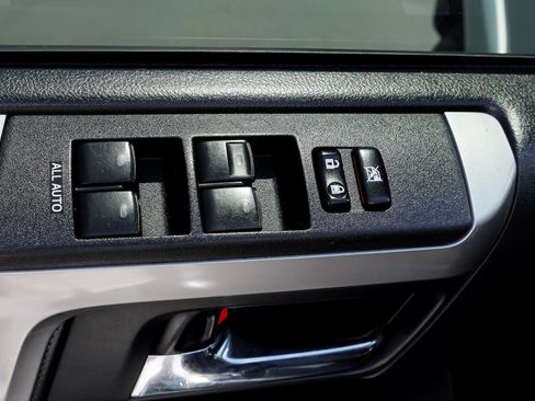 Used 2016 Toyota 4Runner SR5 AWD/4WD image 19