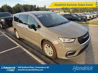 Used 2025 Chrysler Pacifica Select FWD video 1