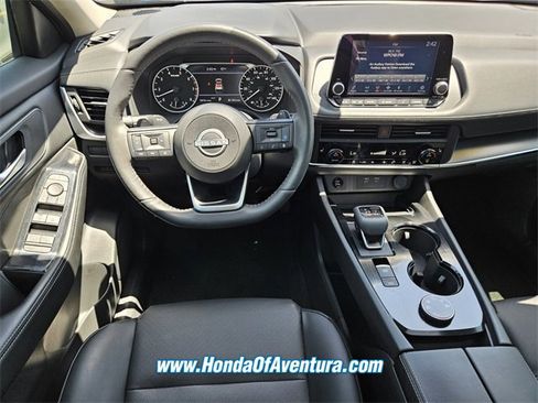 Used 2024 Nissan Rogue SV w/ SV Premium Package image 9