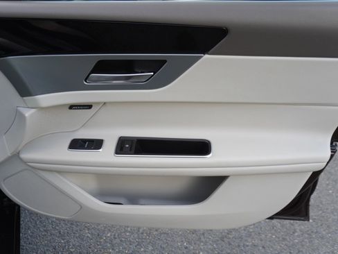 Used 2017 Jaguar XF Premium image 28