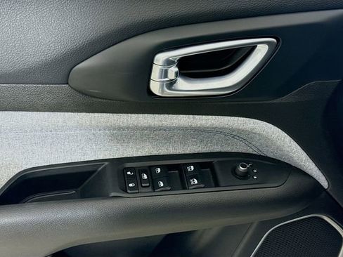 Used 2024 Jeep Compass Latitude w/ Convenience Group image 17