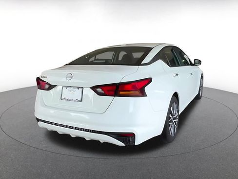 Used 2025 Nissan Altima 2.5 SV FWD image 11
